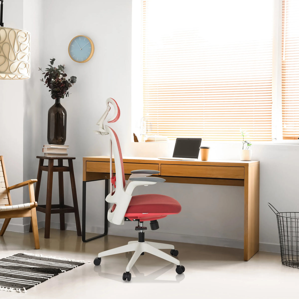 Silla de oficina profesional roja ARCEO WF con estructura blanca y reposabrazos en un escritorio de hjh OFFICE