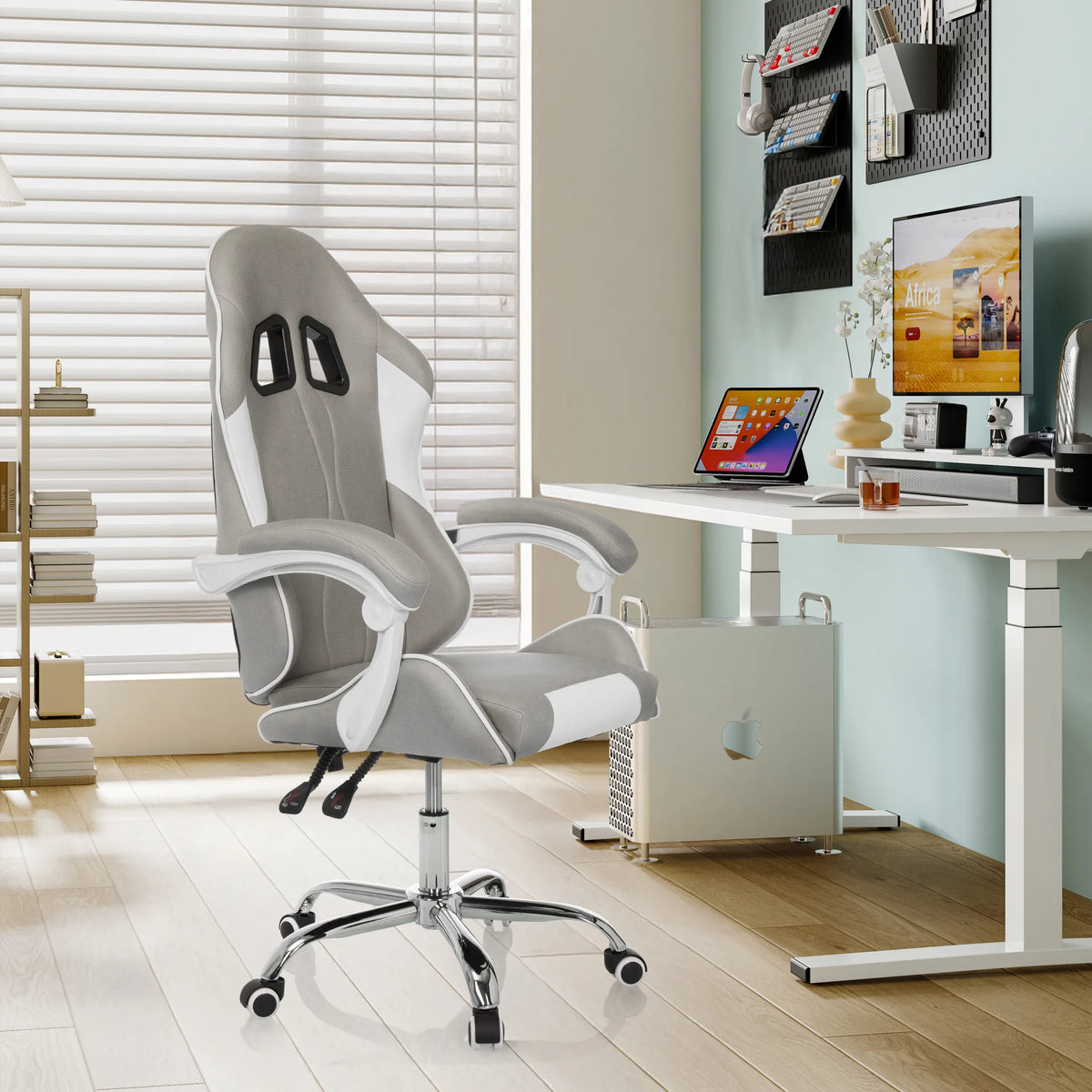 Silla gaming GAMEBREAKER W03 en gris y blanco con reposabrazos y ruedas delante de un escritorio blanco de MyBuero
