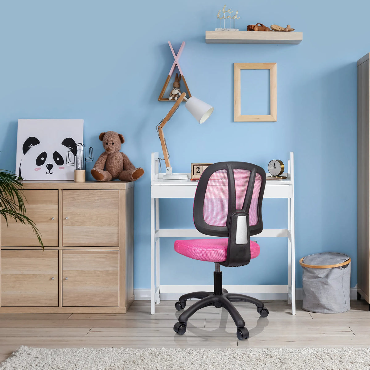Silla giratoria para niños KID YU 200 rosa con respaldo de malla y ruedas en un escritorio blanco de hjh OFFICE