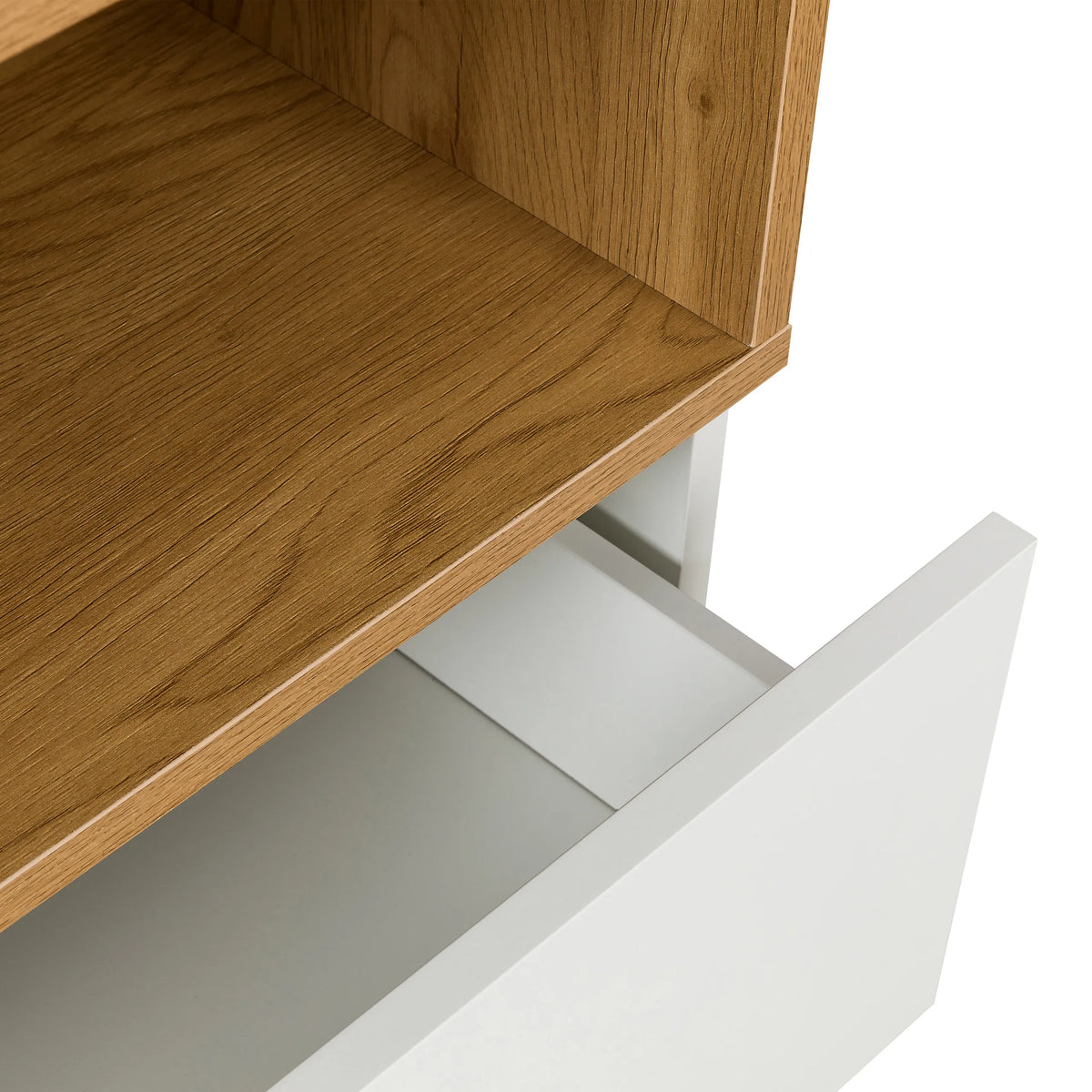 Cajón blanco extraído bajo un estante con efecto roble de la Cómoda MELMO K de hjh LIVING