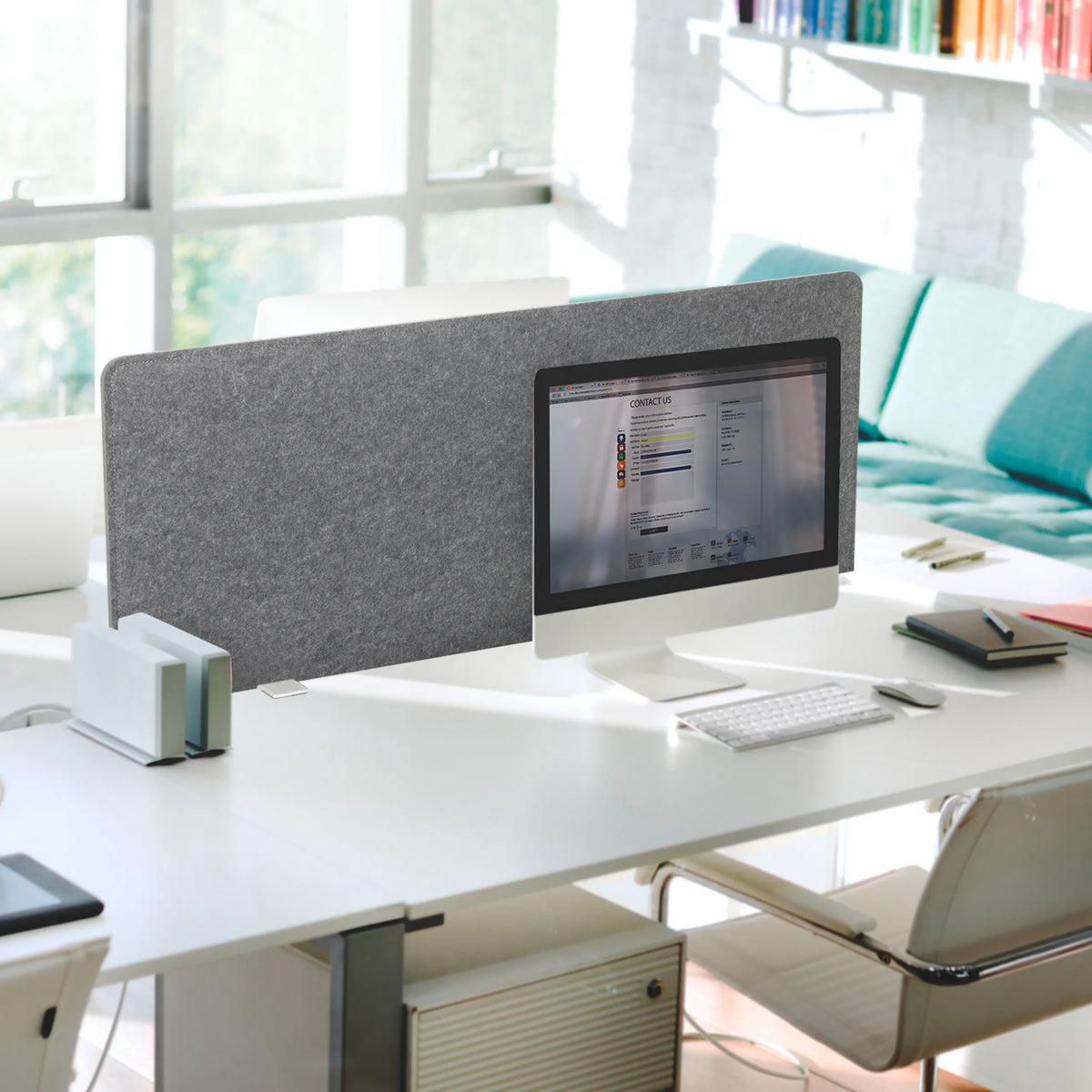 Separador de mesa gris FLEXMIUT 3D con un ancho de 120 cm sobre un escritorio blanco de hjh OFFICE
