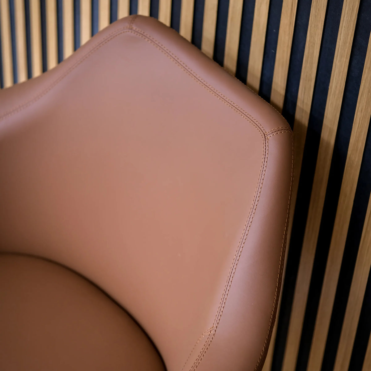 Tapicería de cuero marrón del respaldo del sillón de diseño ARTEMIA con costuras visibles de hjh OFFICE