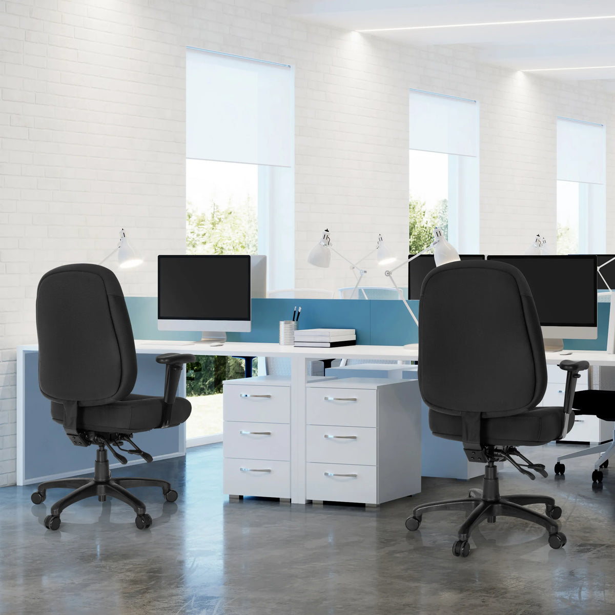 Dos sillas de oficina profesional negras ZENIT XXL en escritorios blancos en una oficina luminosa de hjh OFFICE