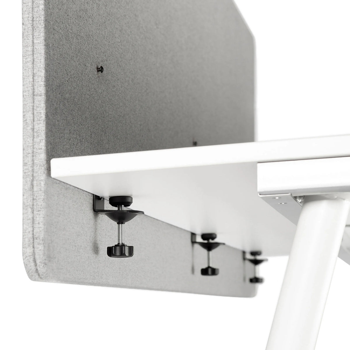 Mecanismo de fijación del separador de mesa FLEXMIUT D 180 en una superficie de escritorio blanca de hjh OFFICE