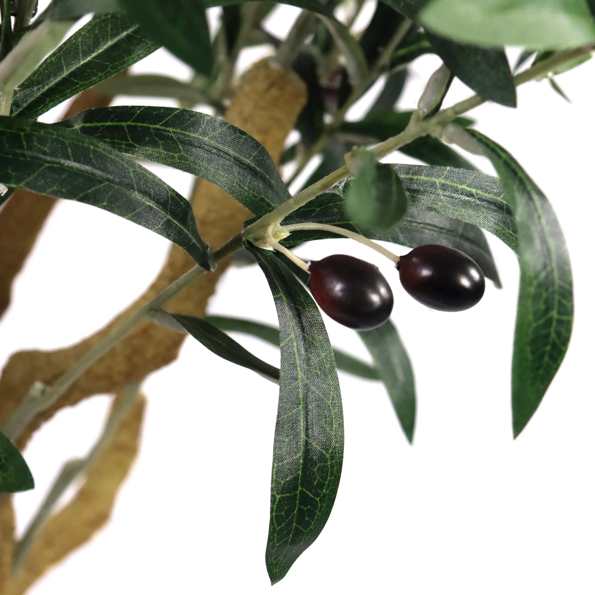 Dos aceitunas oscuras en una rama con hojas verdes de la planta artificial OLIVE II de hjh OFFICE