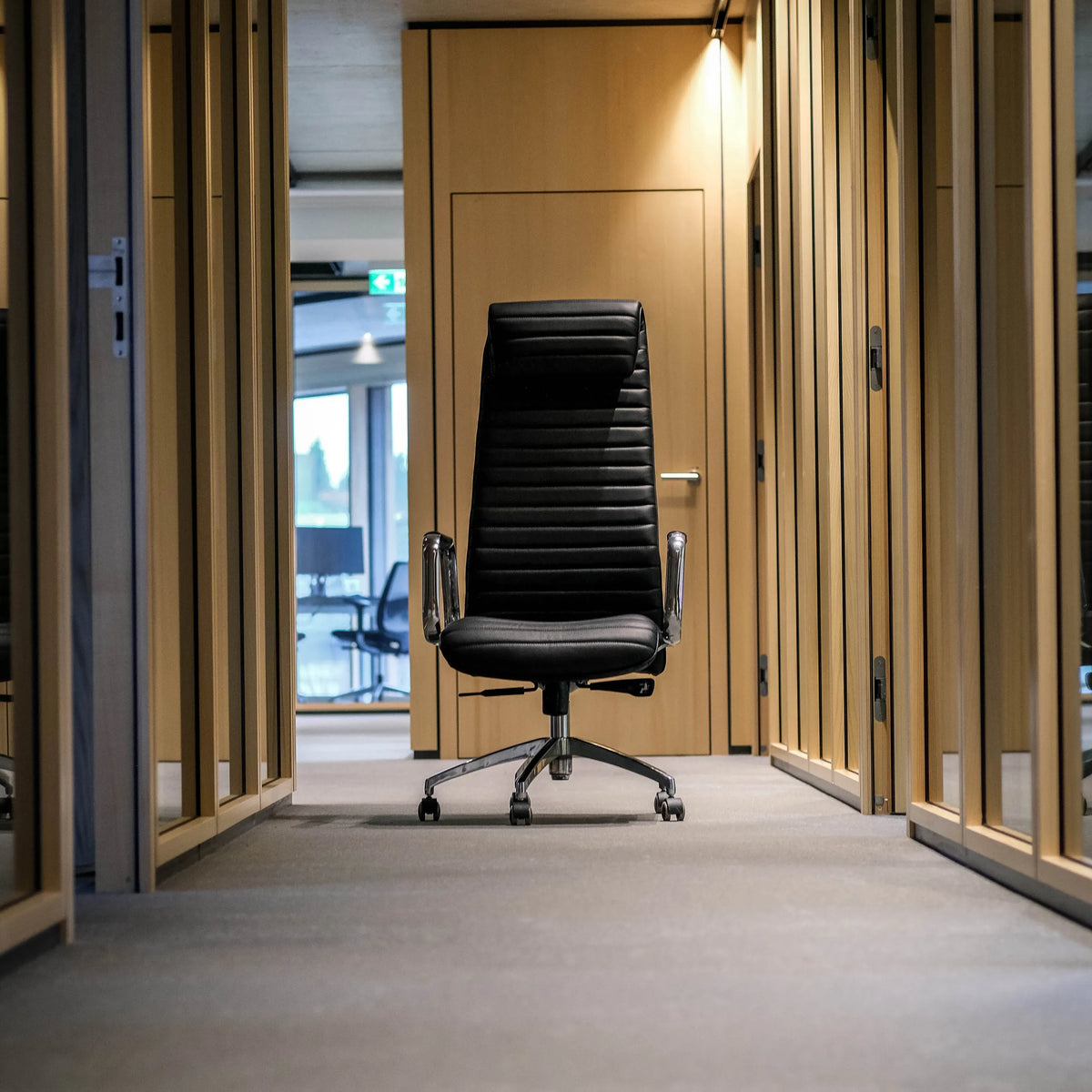Sillón de alta gama ASPERA 20 en negro con tapicería acolchada y reposabrazos plateados de hjh OFFICE
