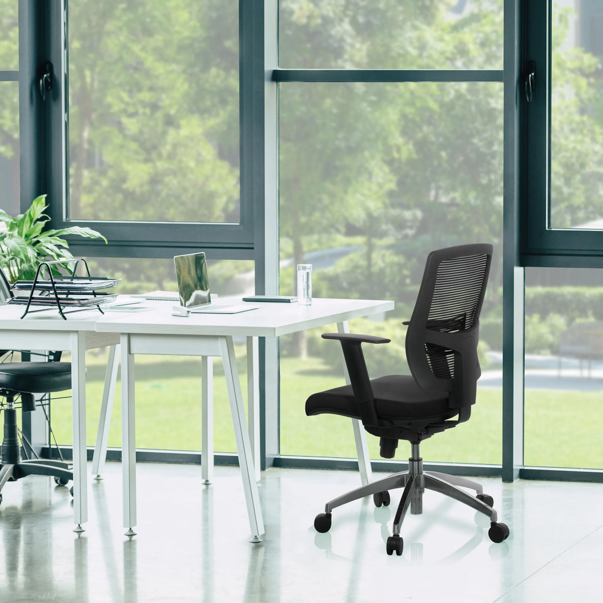 Silla de oficina profesional NET 90 negra con respaldo de malla y reposabrazos de hjh OFFICE