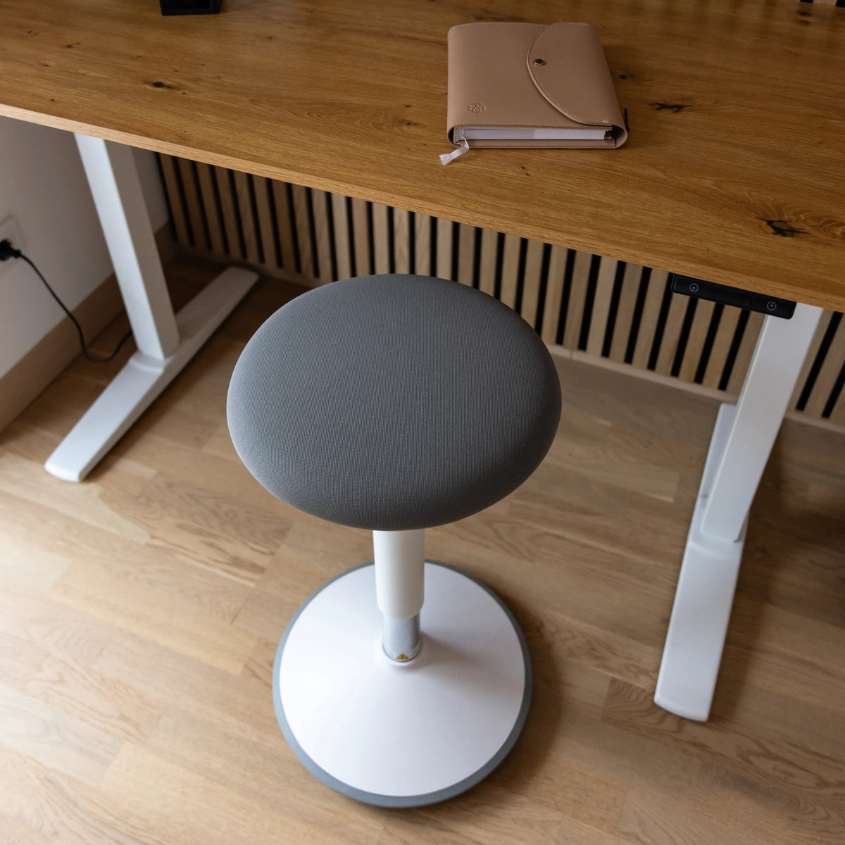 Asiento acolchado gris del asiento de pie BALANCE SIT III W con base cruciforme blanca y columna central de hjh OFFICE