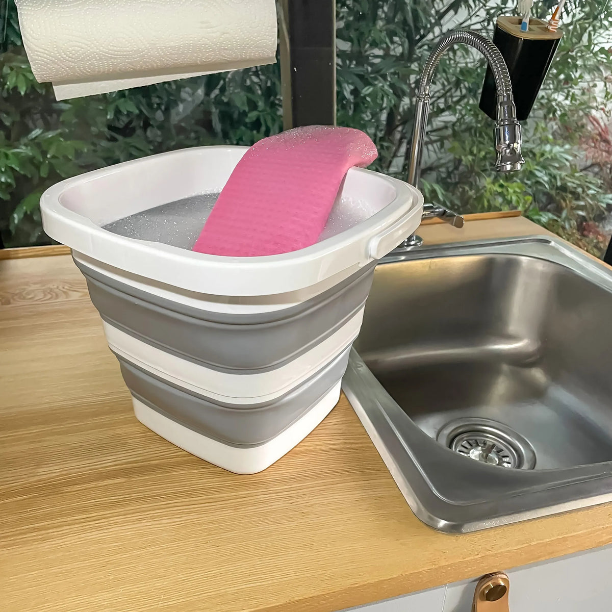 Contenedor plegable CLEAN SILE gris y blanco con una esponja rosa en un fregadero de hjh OFFICE