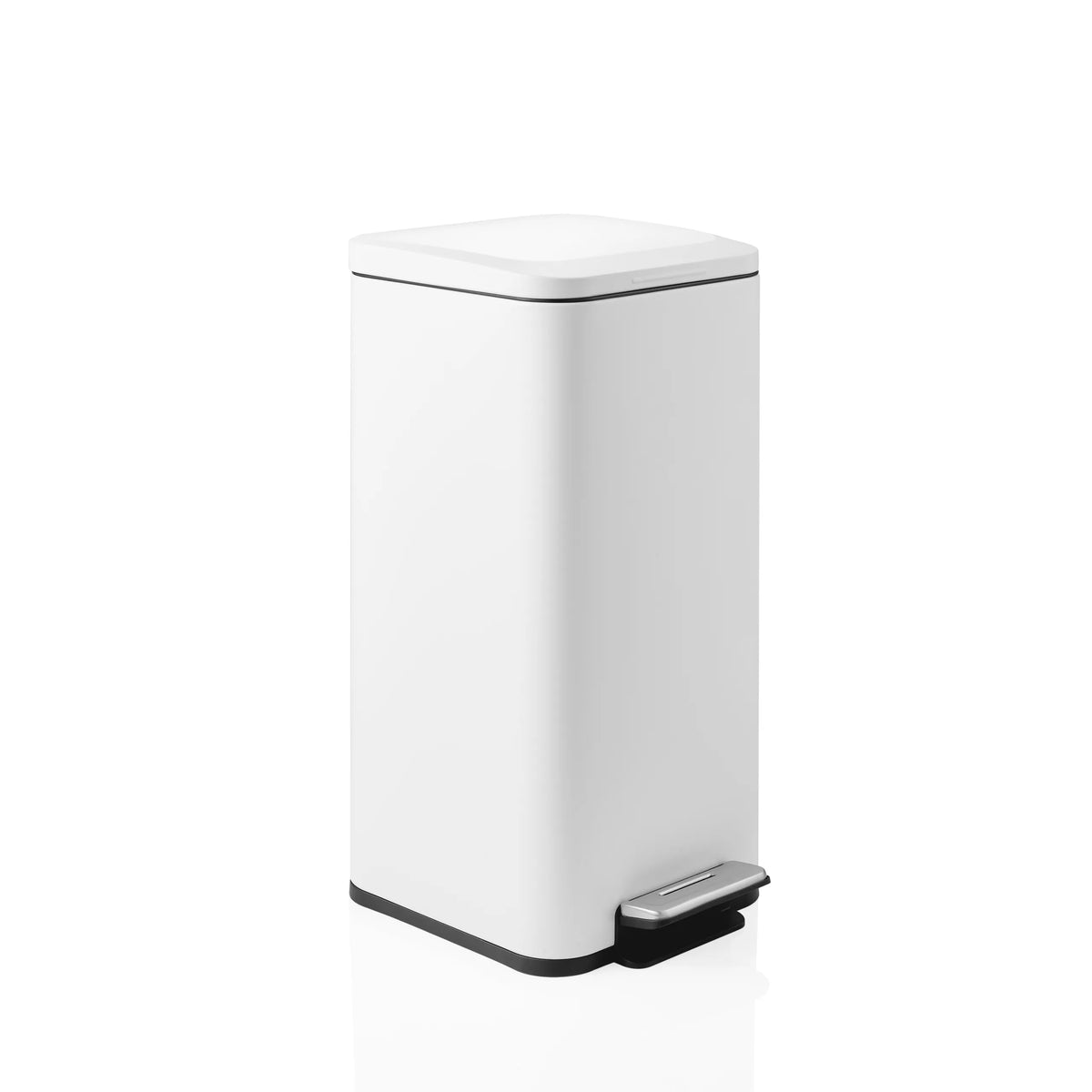 Papelera Clean Square blanca con pedal plateado de hjh OFFICE – vista de 360° (vista frontal en diagonal 45°)