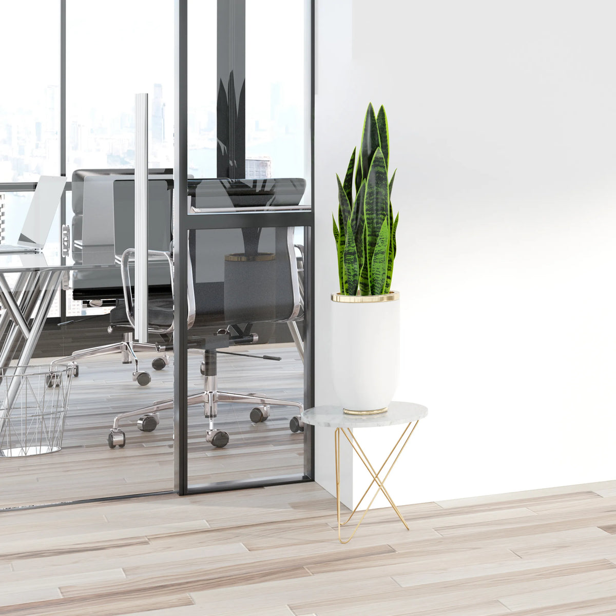 Planta artificial verde SANSEVIERIA en una maceta blanca sobre una mesa auxiliar de hjh OFFICE