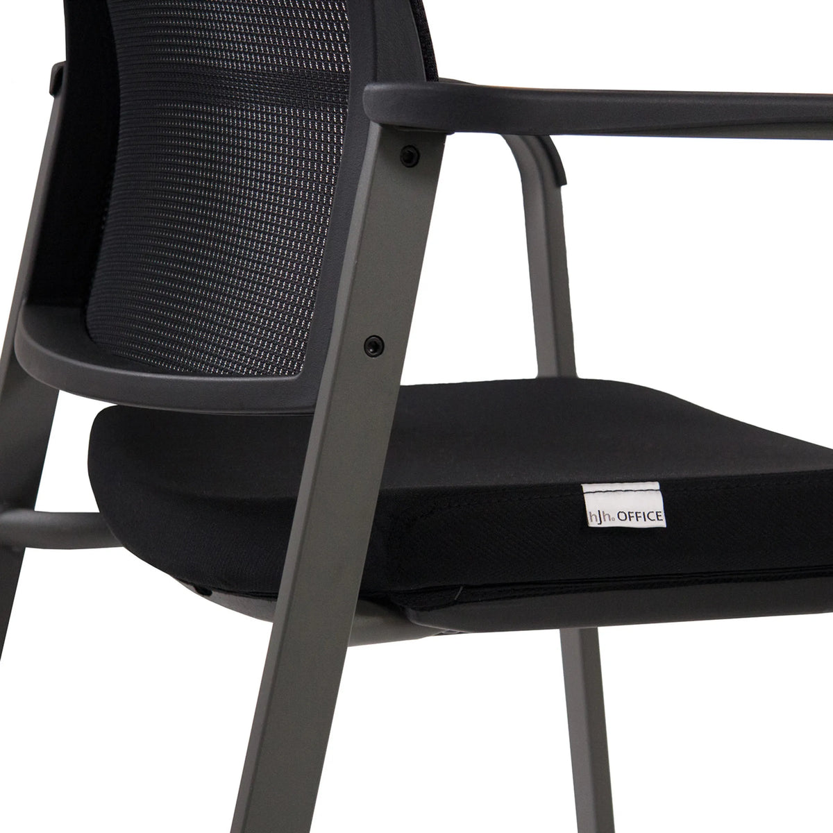 Asiento y reposabrazos de la silla de cuatro patas MEET en negro con un pequeño logotipo de la marca de hjh OFFICE