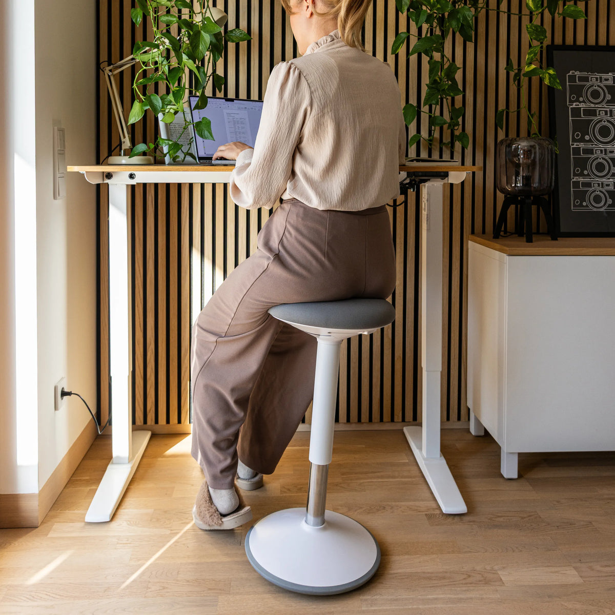 Asiento de pie BALANCE SIT III W en blanco y gris con asiento redondo y base para el home office de hjh OFFICE