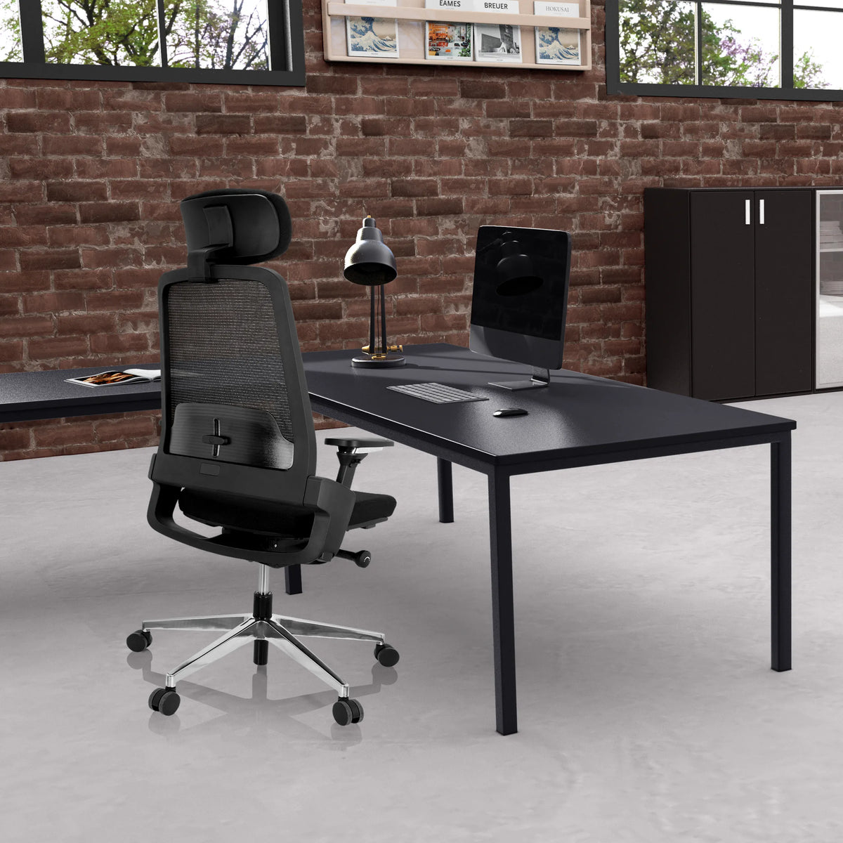 Silla de oficina profesional BRACIO negra con respaldo de malla y reposacabezas de hjh OFFICE