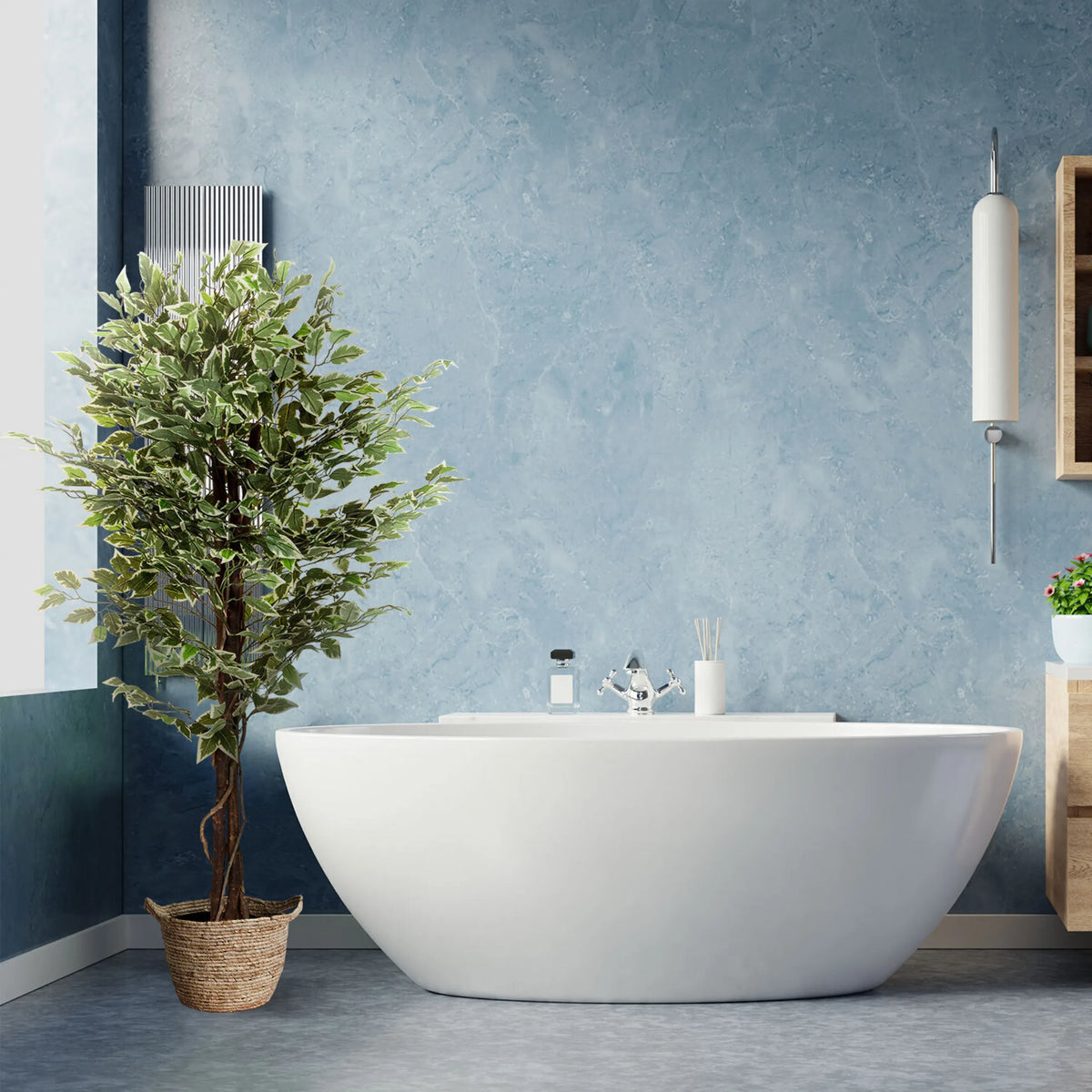 Planta artificial FICUS en verde con maceta de cesta tejida frente a una pared azul de hjh OFFICE