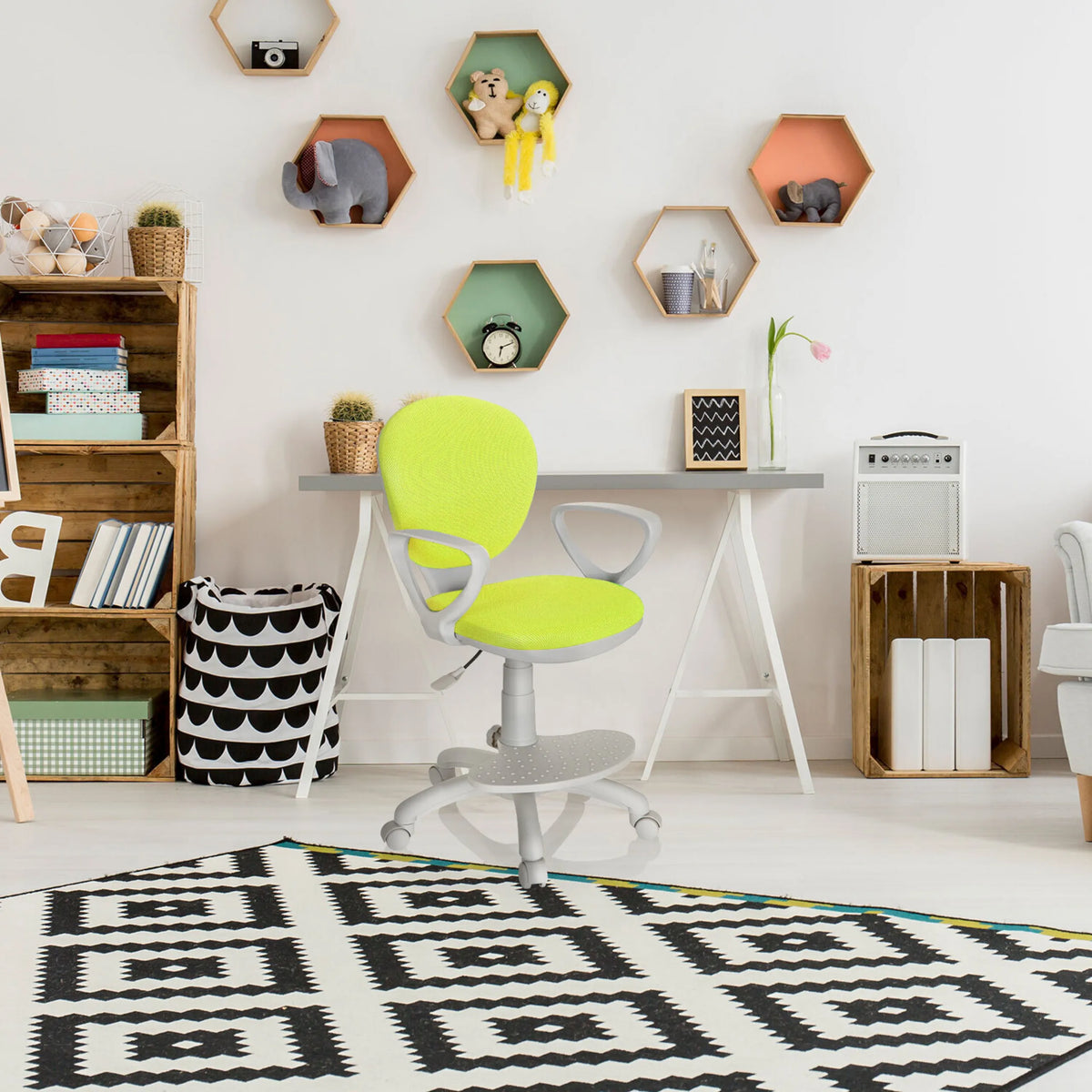Silla giratoria para niños KID COLOUR G1 en verde y gris con reposabrazos y ruedas en una habitación infantil de hjh OFFICE