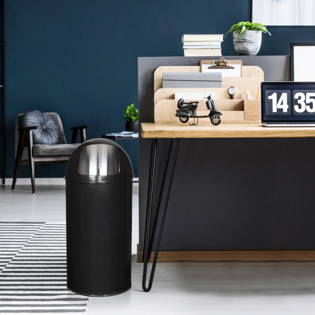 Papelera PUSH 50L negra con capacidad de 50 litros y tapa plateada de hjh OFFICE
