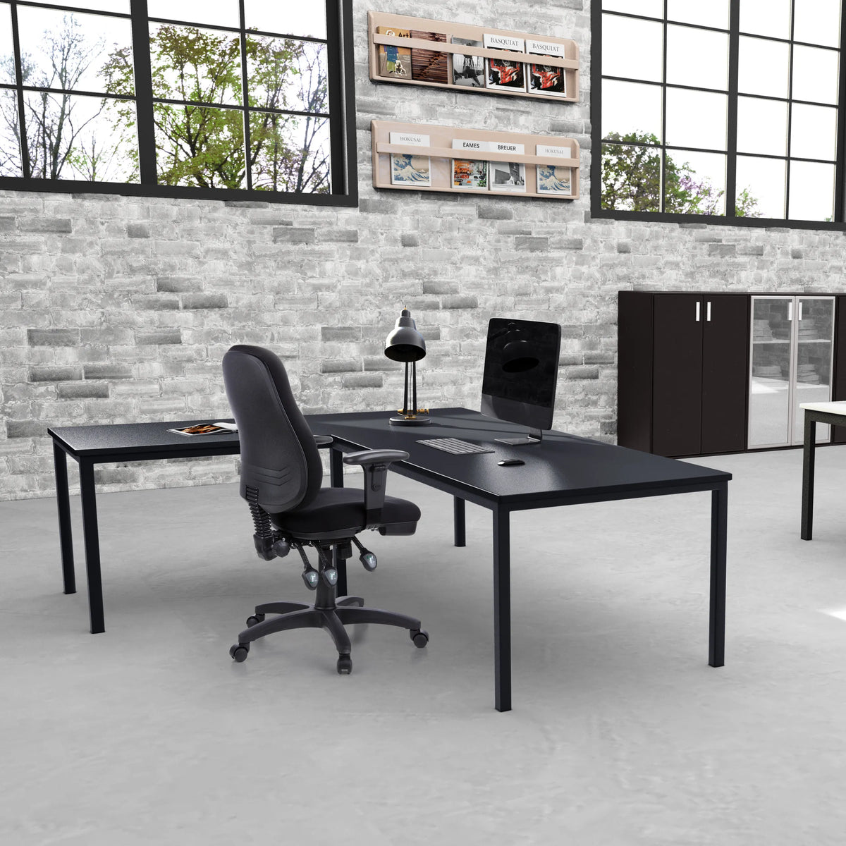 Silla de oficina profesional ZENIT PRO negra con reposabrazos en un escritorio en forma de L de hjh OFFICE