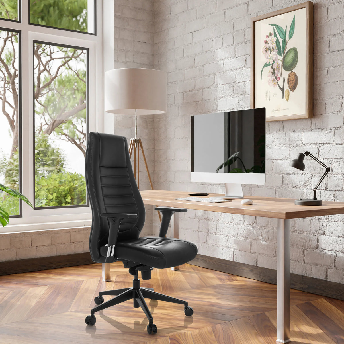 Sillón de oficina profesional VITORO B negro en un escritorio en una habitación luminosa con suelo de parquet de hjh OFFICE