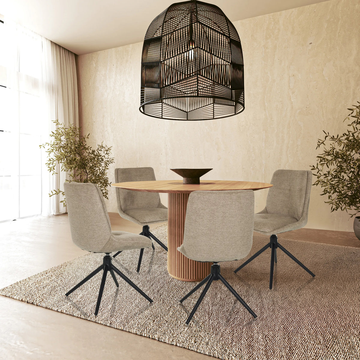 Cuatro sillas tapizadas TARVISO I en beige con patas estrella negras en una mesa redonda de madera de hjh LIVING