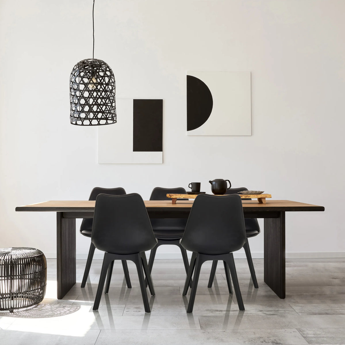 Cuatro sillas nórdicas negras SCANDI P en una mesa de madera en una habitación moderna de hjh OFFICE