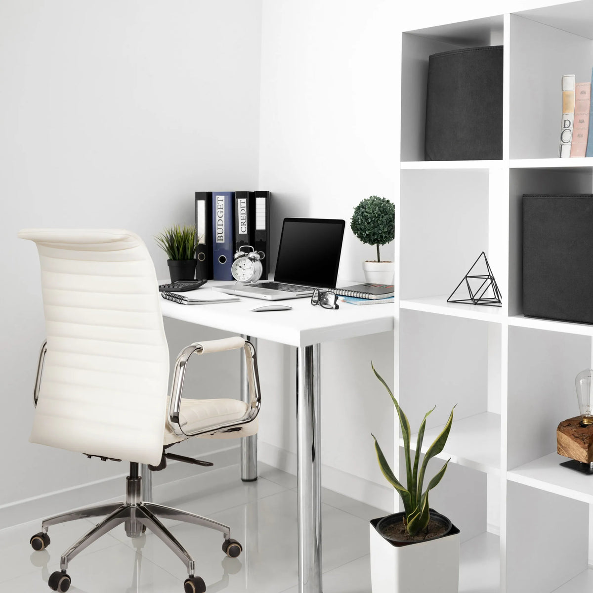 Sillón de oficina profesional ASPERA 10 en color blanco crema con tapicería acolchada y estructura de cromo de hjh OFFICE