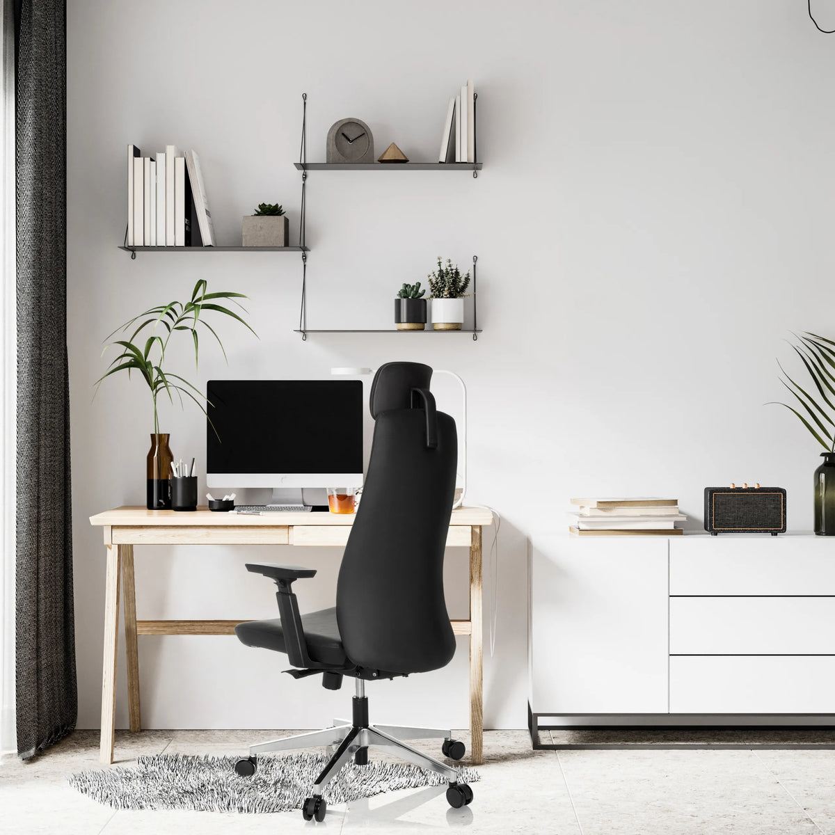 Sillón de oficina profesional negro YUCANO I en un escritorio en una habitación luminosa de hjh OFFICE