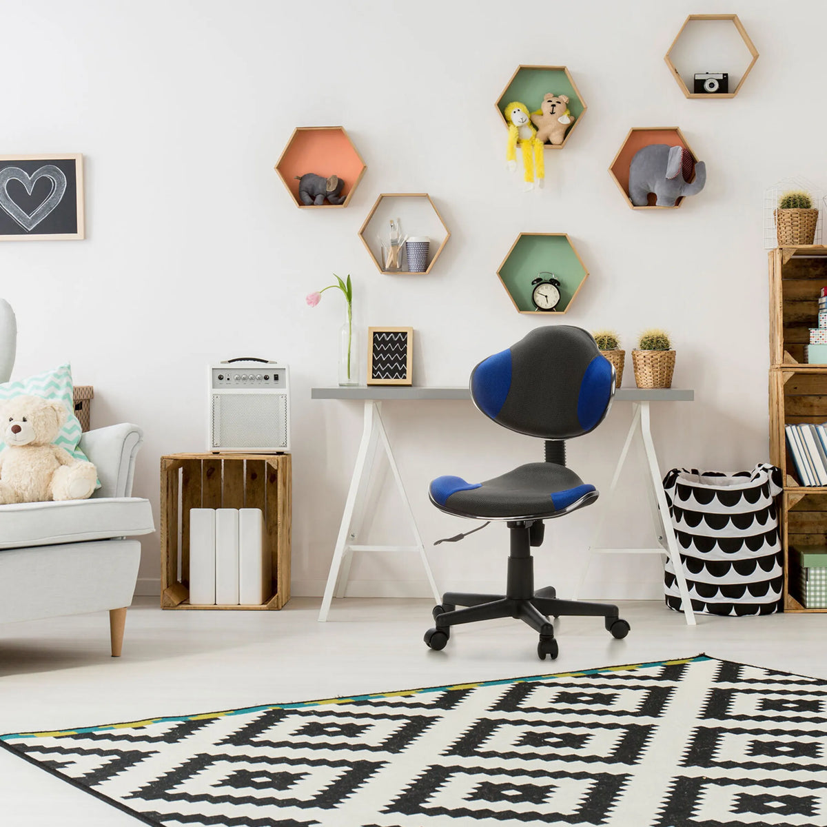 Silla giratoria para niños KIDDY GTI-2 en gris y azul con base de ruedas delante de un escritorio de hjh OFFICE