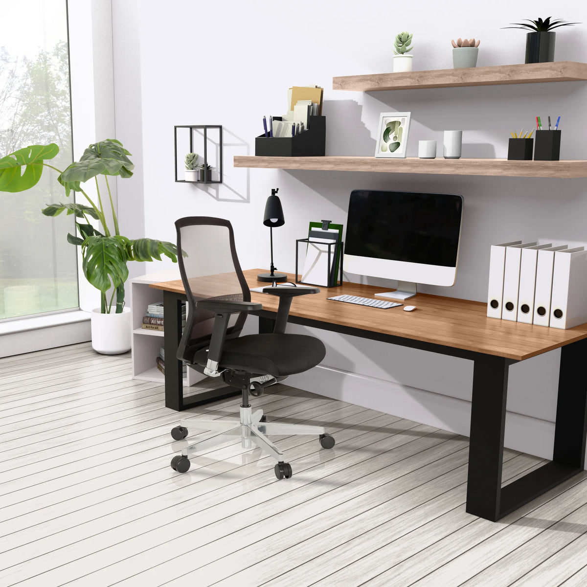Silla alta gama FOUNTAINE en negro en un escritorio en una habitación luminosa de hjh OFFICE