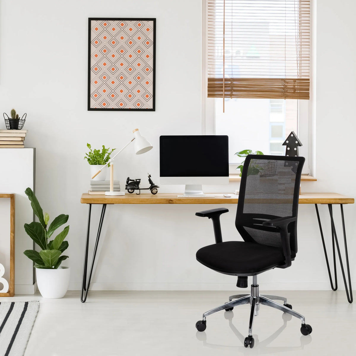 Silla de oficina profesional PROFONDO negra con respaldo de malla y base cromada de hjh OFFICE