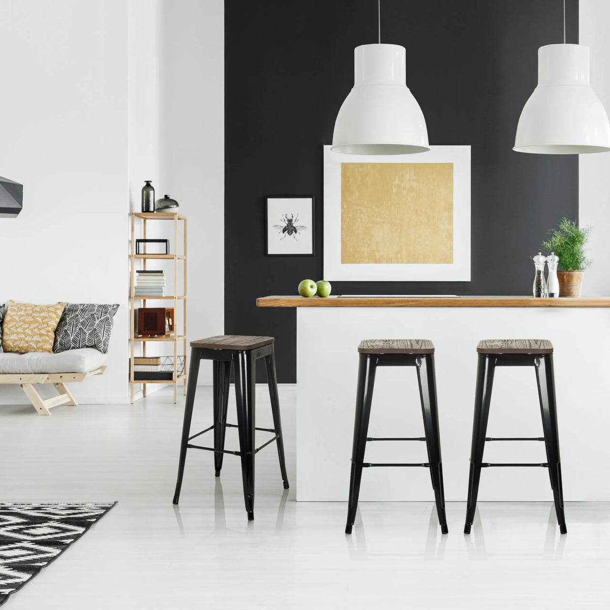 Tres taburetes de bar VANTAGGIO HIGH WS negros con asientos de madera oscura en una barra blanca de hjh OFFICE