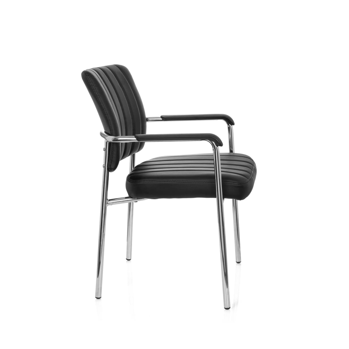 Silla de cuatro patas SOMOS V negra con tapizado de cuero sintético, acolchado capitoné y reposabrazos de hjh OFFICE – vista de 360° (vista lateral 80°)