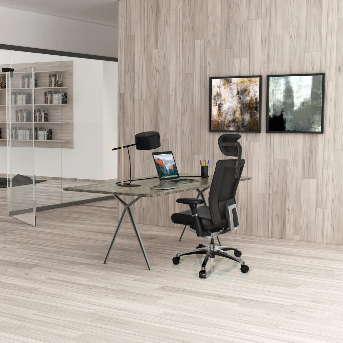 Silla de oficina profesional NOVA de cuero negra en un escritorio en una oficina de diseño moderno de hjh OFFICE