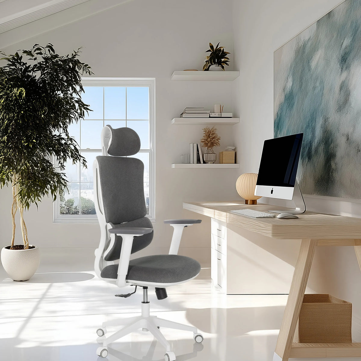 Silla Home Office ERGOMY WF con tapicería de tela gris y estructura blanca en un despacho luminoso de MyBuero