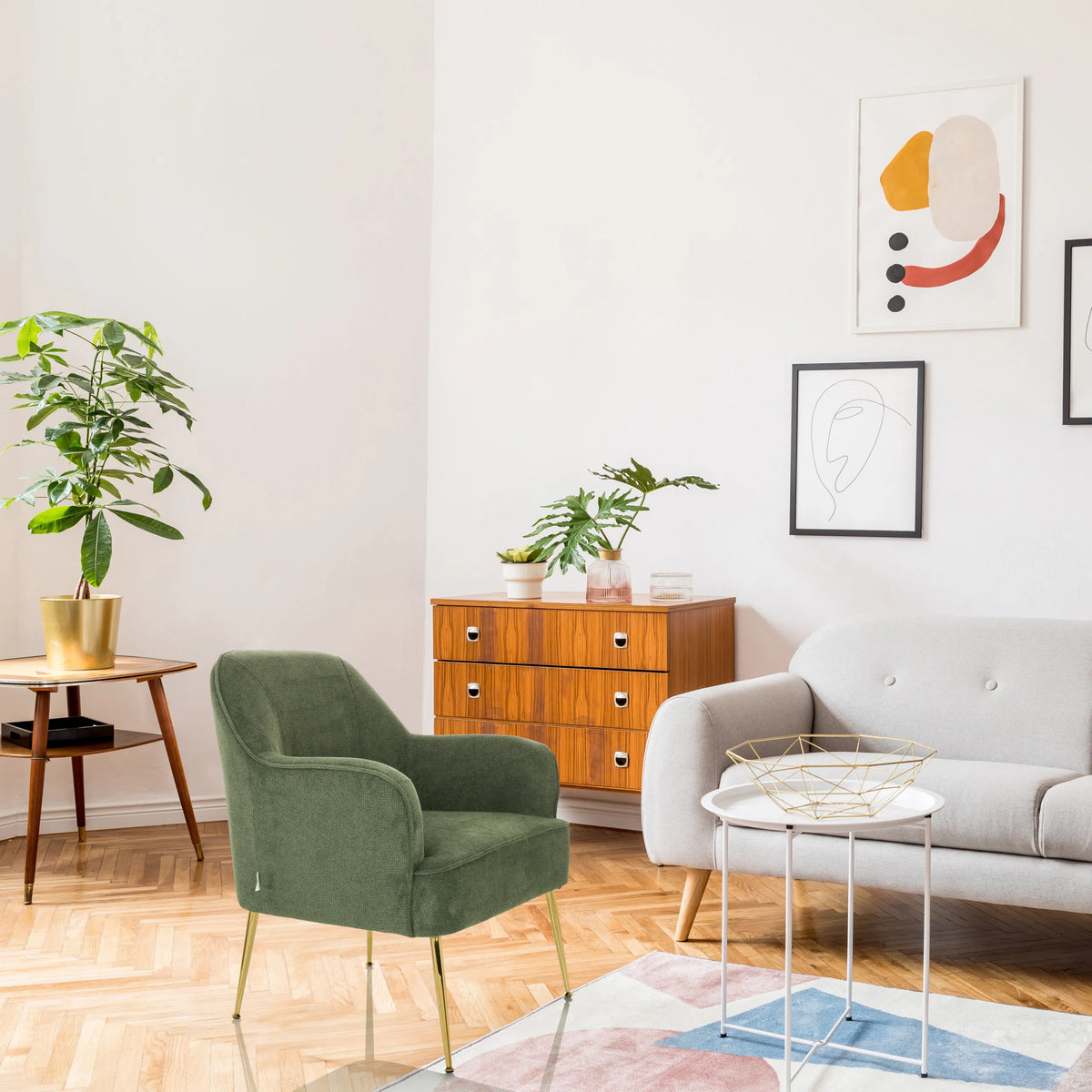 Sillón de diseño THASSOS verde con patas doradas en un salón luminoso de hjh LIVING