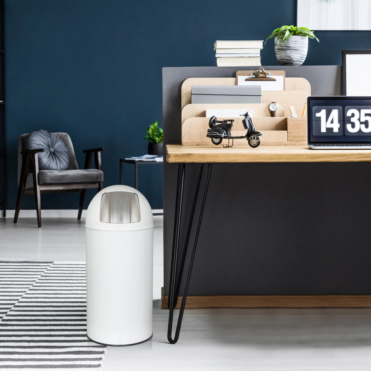 Papelera blanca PUSH 35L con capacidad de 35 litros de hjh OFFICE
