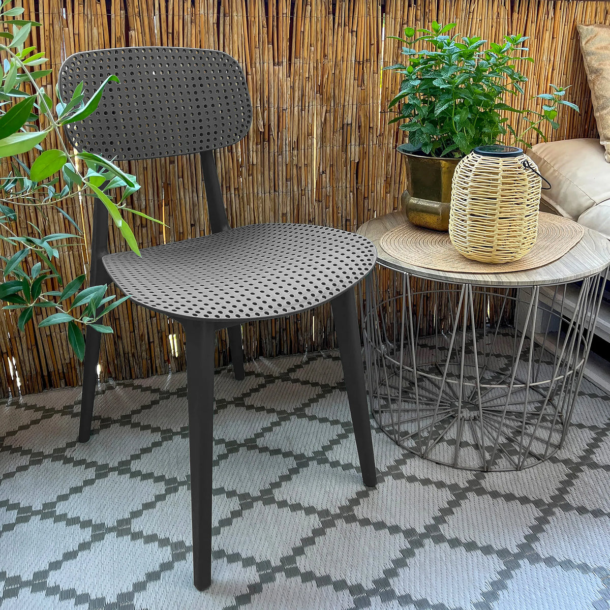 Silla de exterior gris ARTIFO HOL con asiento y respaldo perforados de hjh OFFICE