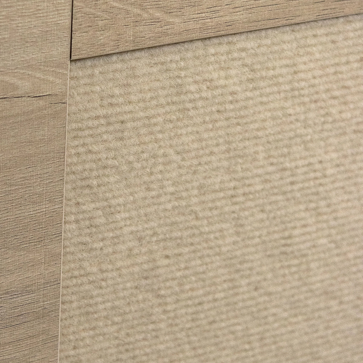 Vista del material de la superficie de madera de roble y la cubierta de fieltro de la casa para gatos KITTY PAWBOX 1 de hjh LIVING