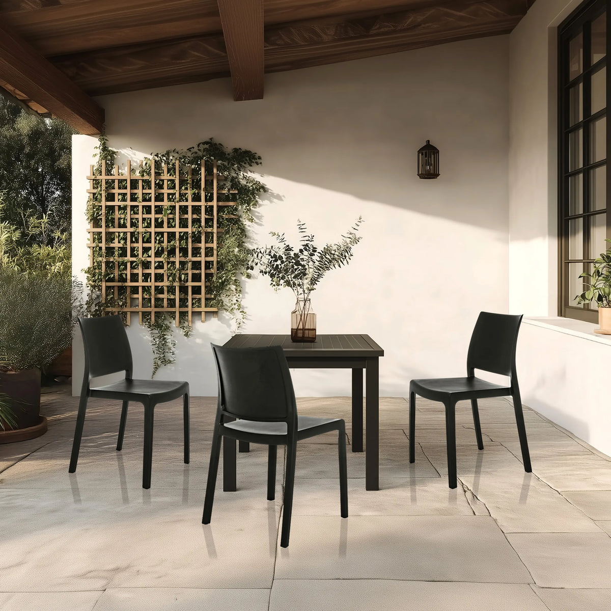 Tres sillas de exterior negras T37 V con mesa a juego en una terraza de hjh LIVING