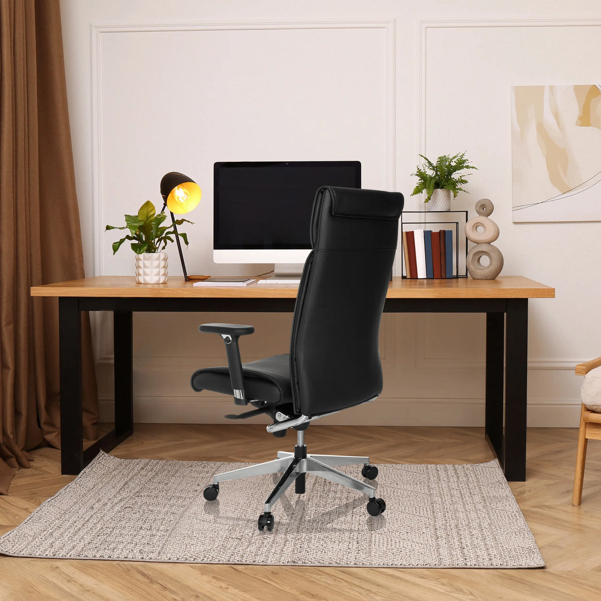Sillón de oficina profesional CURYO negro con reposacabezas y reposabrazos en un escritorio en una oficina en casa de hjh OFFICE