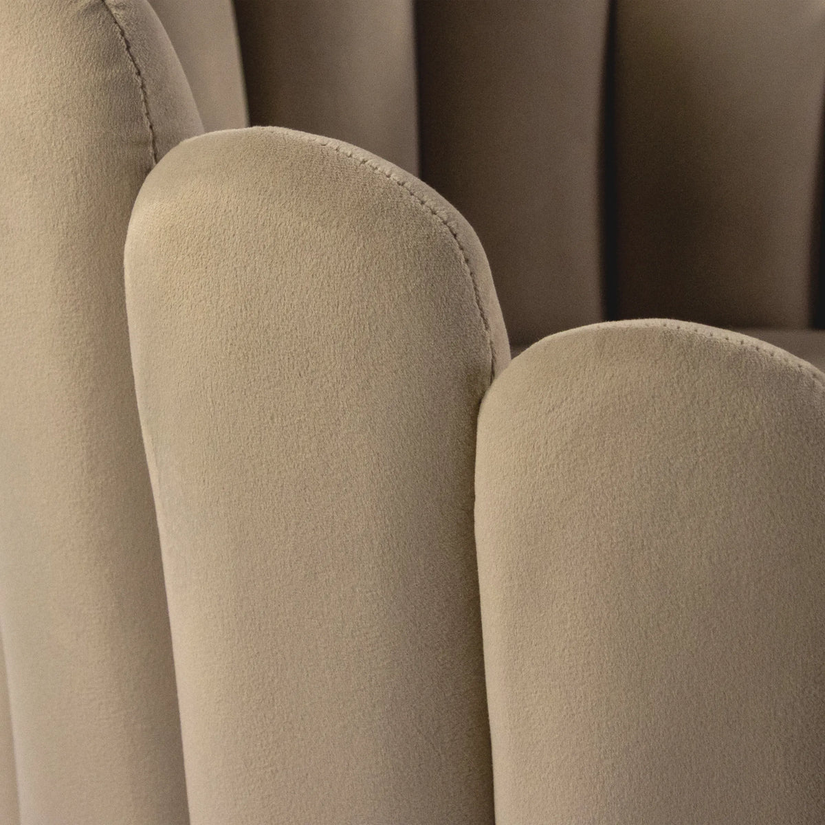 Tapizado de tela beige con detalle de costura de la silla de comedor SCALLORE de hjh LIVING