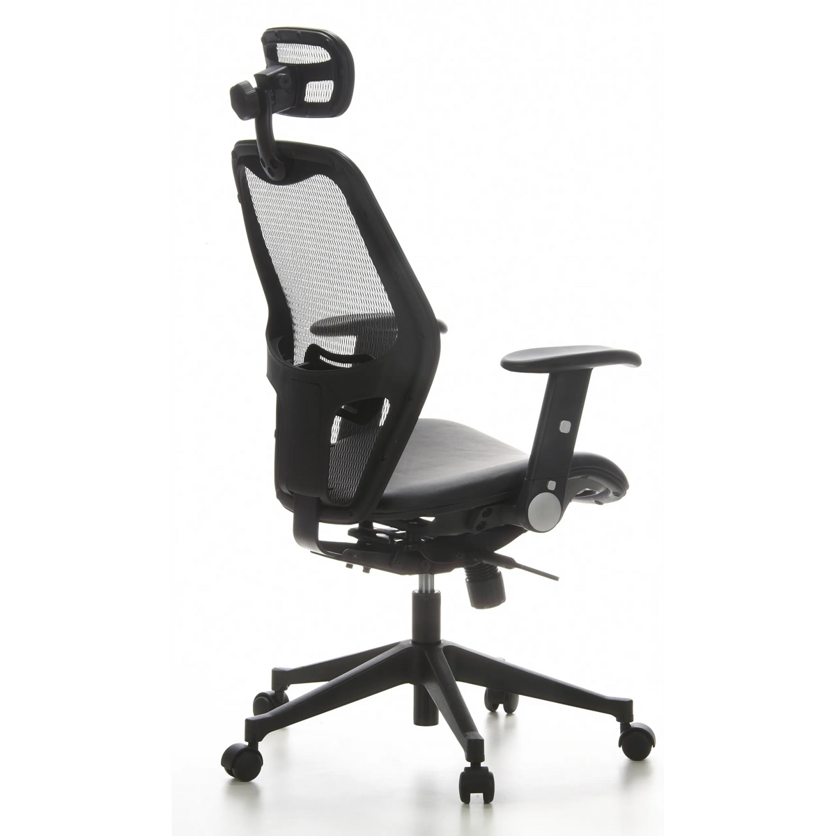 Silla de oficina profesional AIR-PORT negra con respaldo de malla, asiento de cuero y base de cinco ruedas de hjh OFFICE – vista de 360° (vista trasera en diagonal 120°)