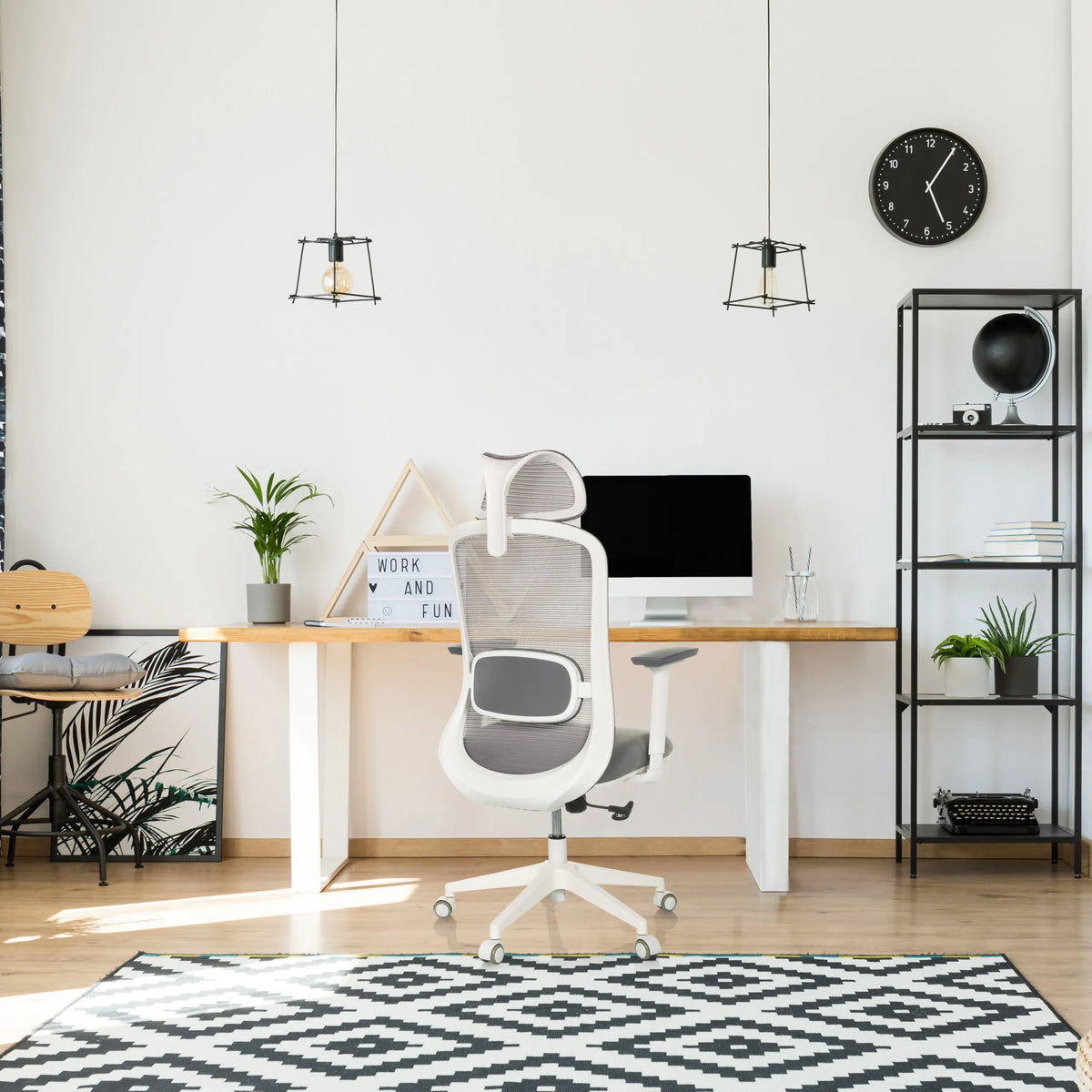 Silla de oficina profesional MIKEO G gris con respaldo de malla y reposabrazos blancos de hjh OFFICE