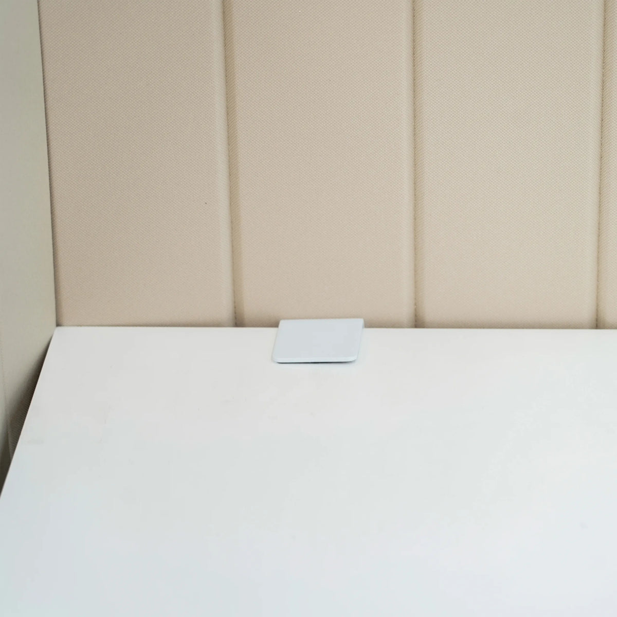 Soporte blanco para fijar el separador de mesa FLEXMIUT ROLL en una superficie de mesa blanca de hjh OFFICE