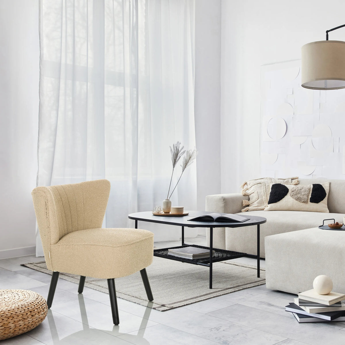 Sillón de diseño MANISO beige con patas negras en una estancia amueblada de forma moderna de hjh LIVING