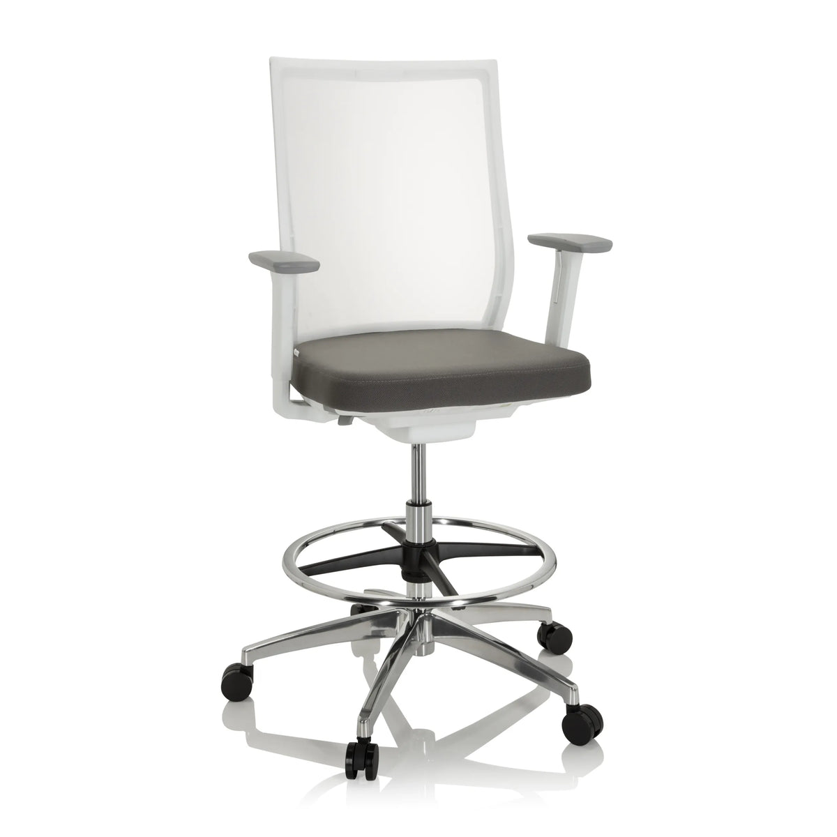 Silla de mostrador ASPEN WORK W gris con respaldo de malla, aro reposapiés y base de cinco ruedas de hjh OFFICE – vista de 360° (vista frontal 20°)