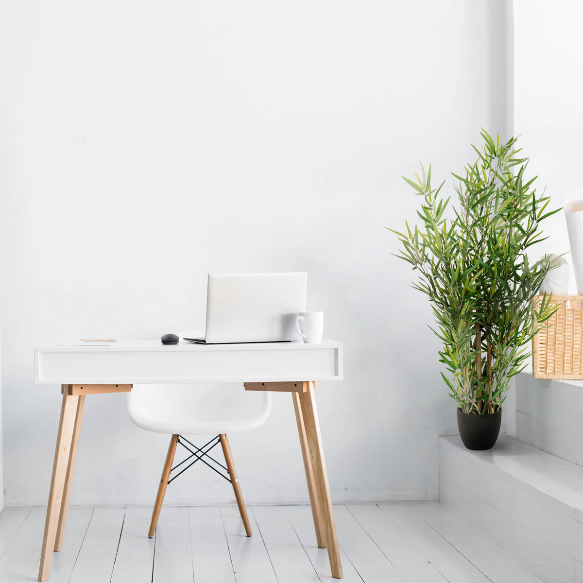 Planta artificial verde MINI BAMBUS en una maceta negra junto a un escritorio blanco de hjh OFFICE