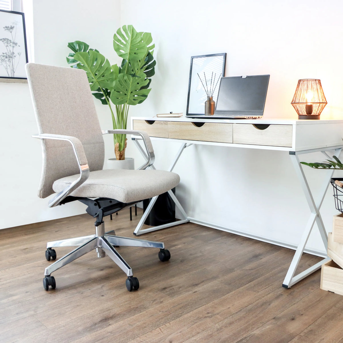 Silla de oficina profesional BESSONA en beige con reposabrazos y ruedas delante de un escritorio blanco de hjh OFFICE