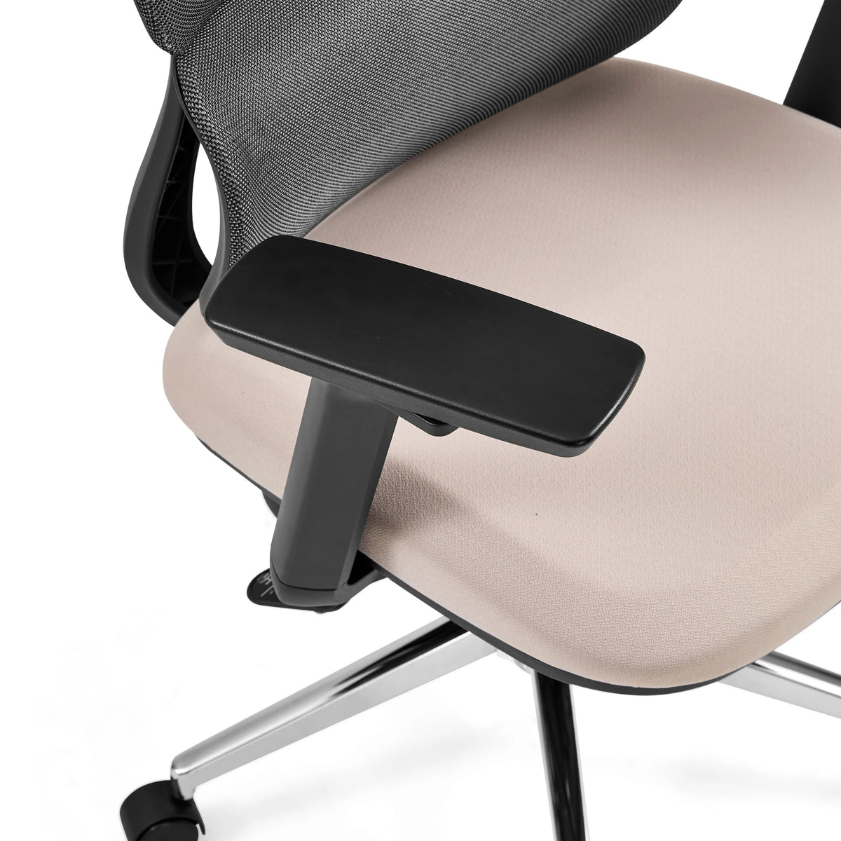 Reposabrazos negro de la silla de oficina profesional Ergomy Pro con asiento de tela beige y respaldo de malla gris oscuro de hjh OFFICE