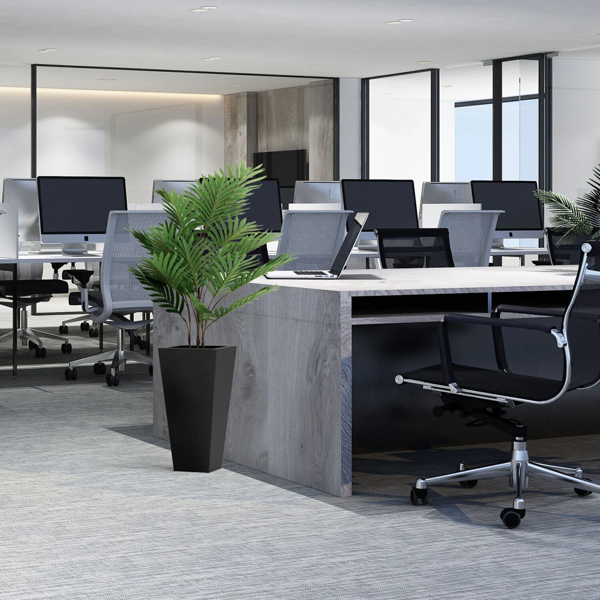 Planta artificial verde ARECA en una maceta cuadrada negra de hjh OFFICE